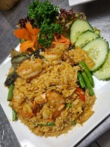 [ 67 ] Khao Pad Gäng Dâng mit Hähnchen ข้าวผัดแกงแดง
